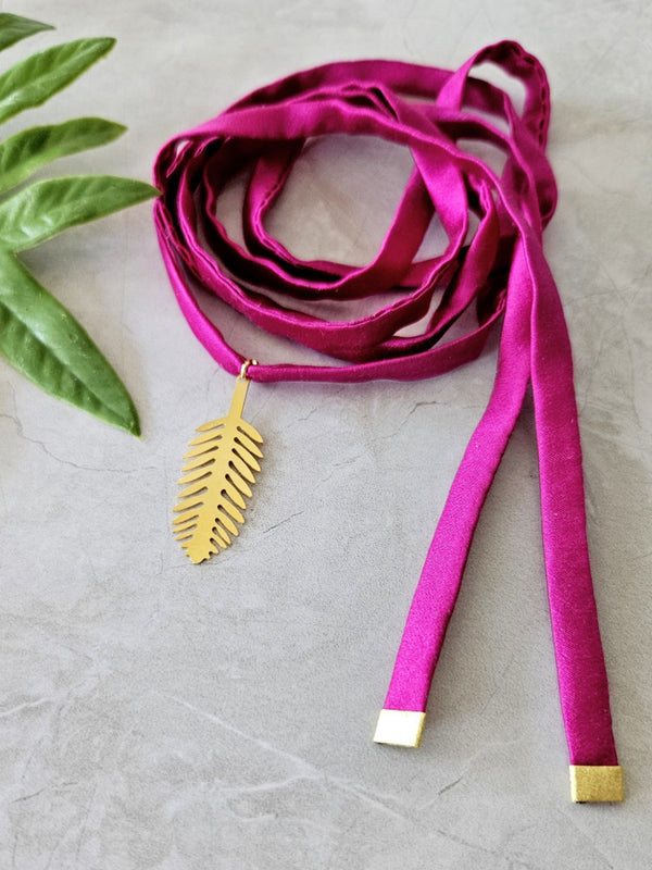 Collar Seda Hoja Helecho Fucsia