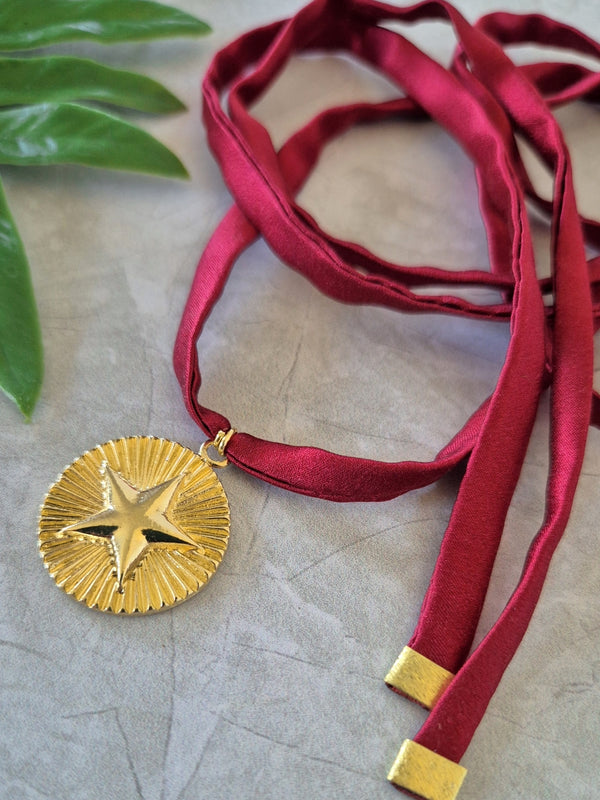 Collar Seda Estrella Relieve Burdeo