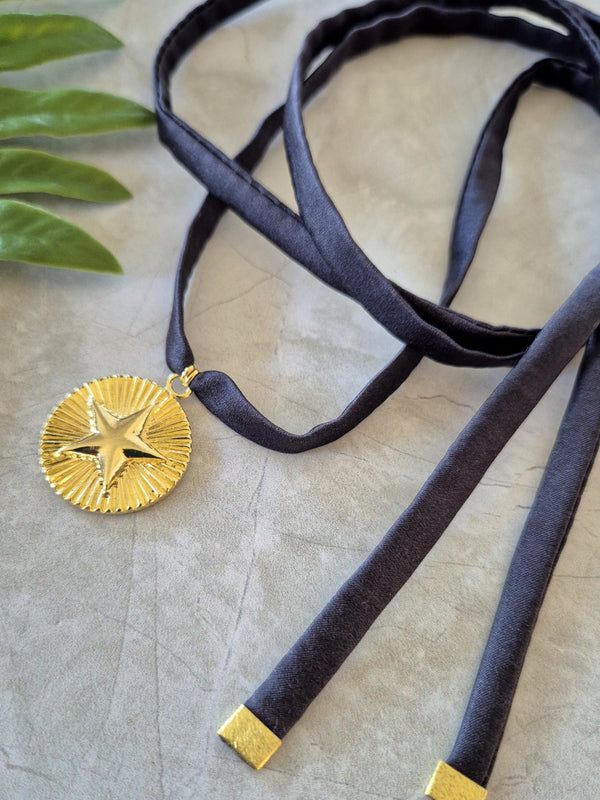 Collar Seda Estrella Relieve Gris