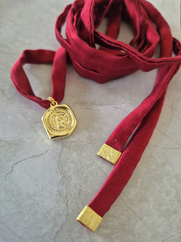 Collar Seda Virgen Burdeo