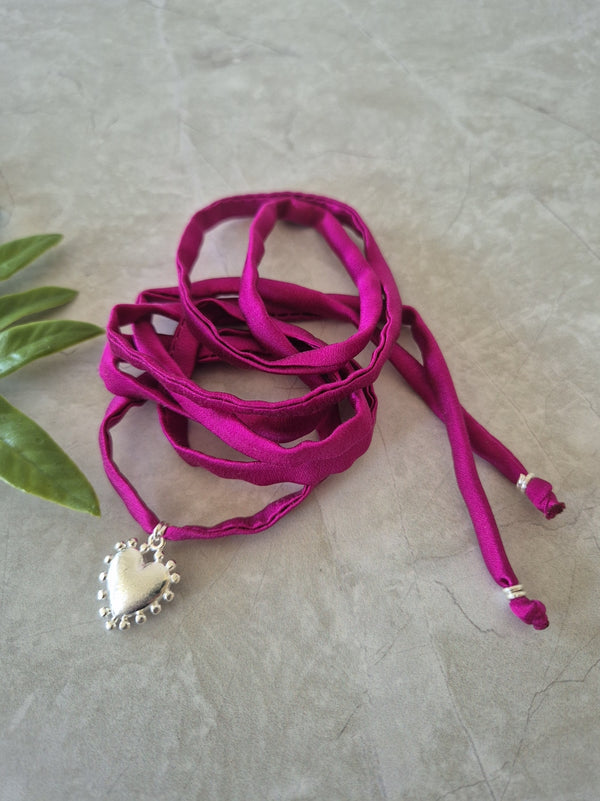 Collar Corazón con pelotitas Seda Fucsia Plata