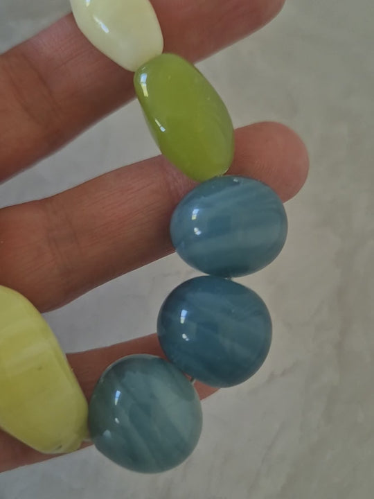 Piedras de cerámica del Collar Mercedes en detalle
